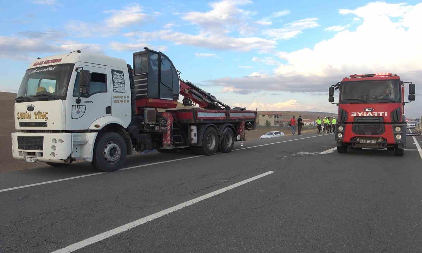 Vince çarpan otomobil hurdaya döndü: 2 ölü, 1 yaralı