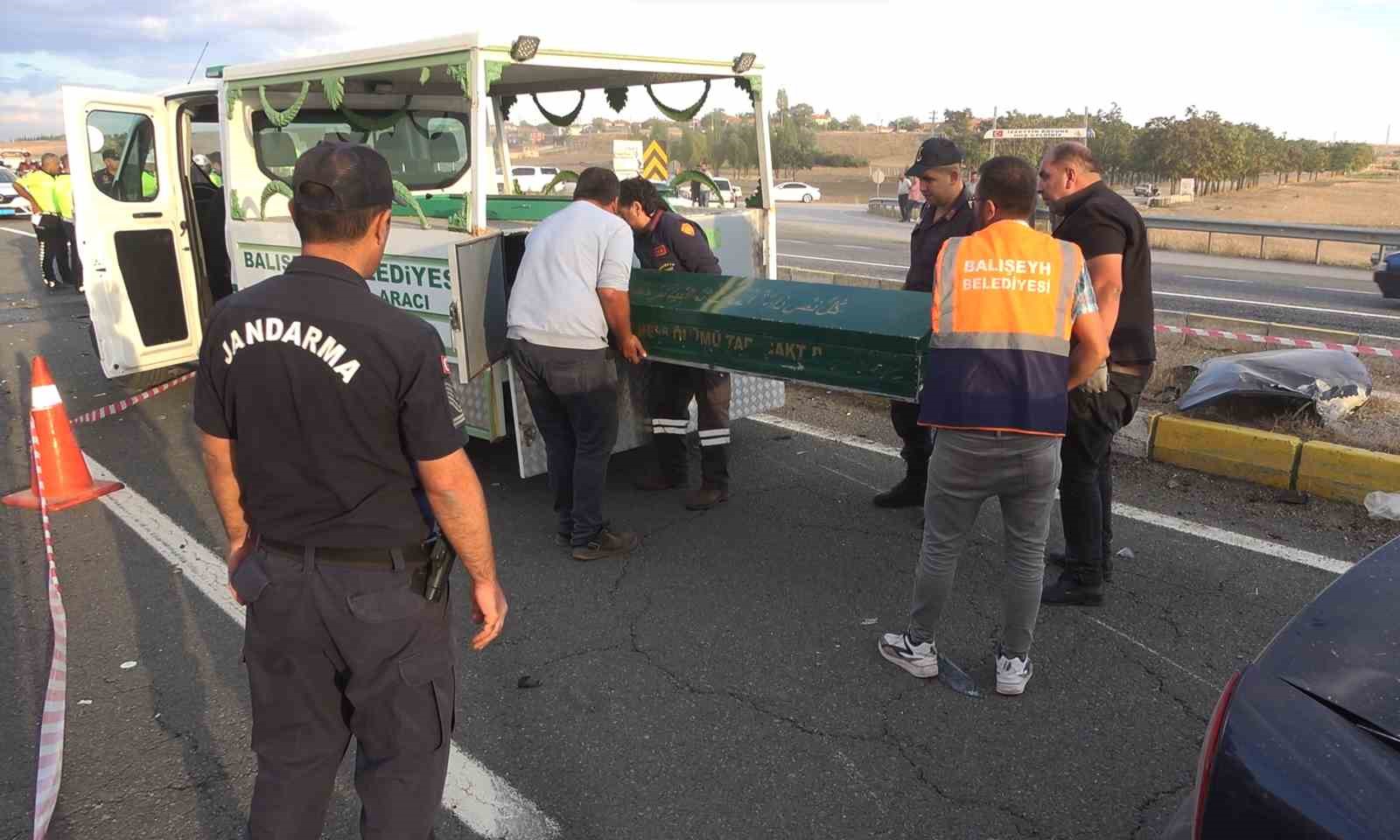 Vince çarpan otomobil hurdaya döndü: 2 ölü, 1 yaralı