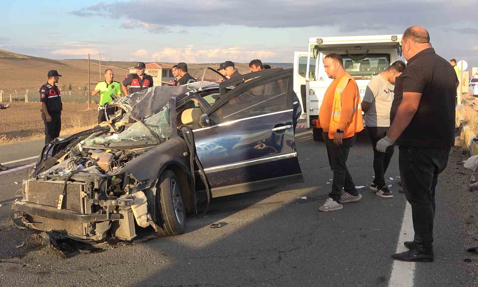Vince çarpan otomobil hurdaya döndü: 2 ölü, 1 yaralı
