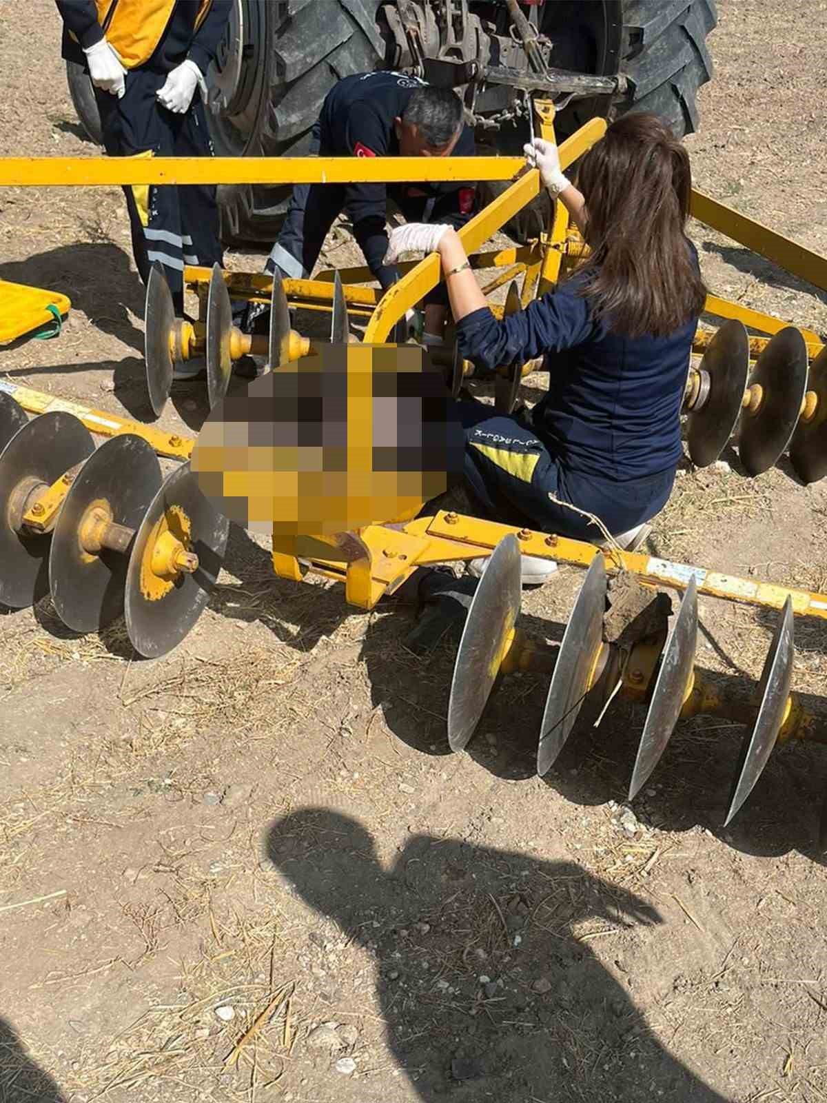 Traktöre bağlı diskaronun altında can verdi