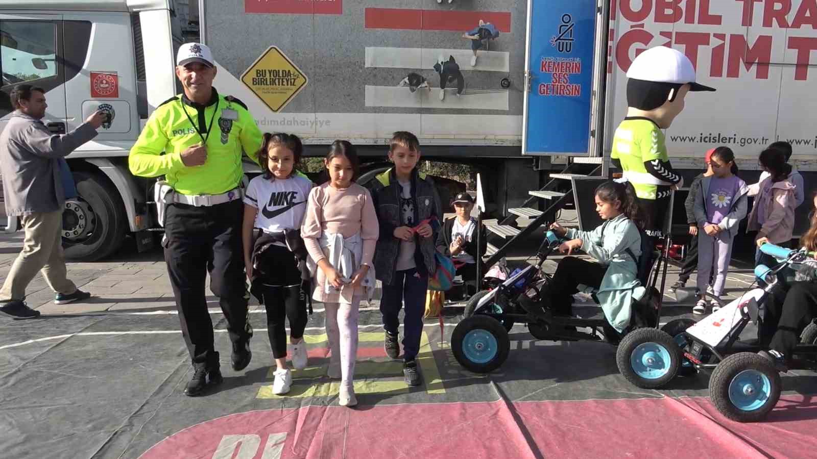 Kırıkkale’de öğrenci ve vatandaşlara trafik eğitimi verildi