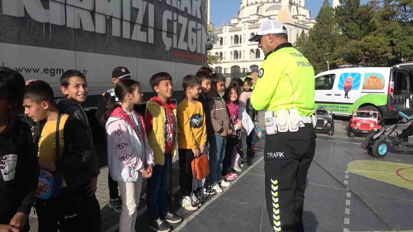 Kırıkkale’de öğrenci ve vatandaşlara trafik eğitimi verildi