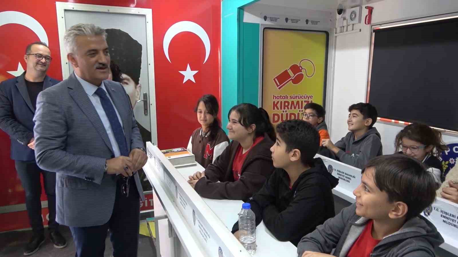 Kırıkkale’de öğrenci ve vatandaşlara trafik eğitimi verildi