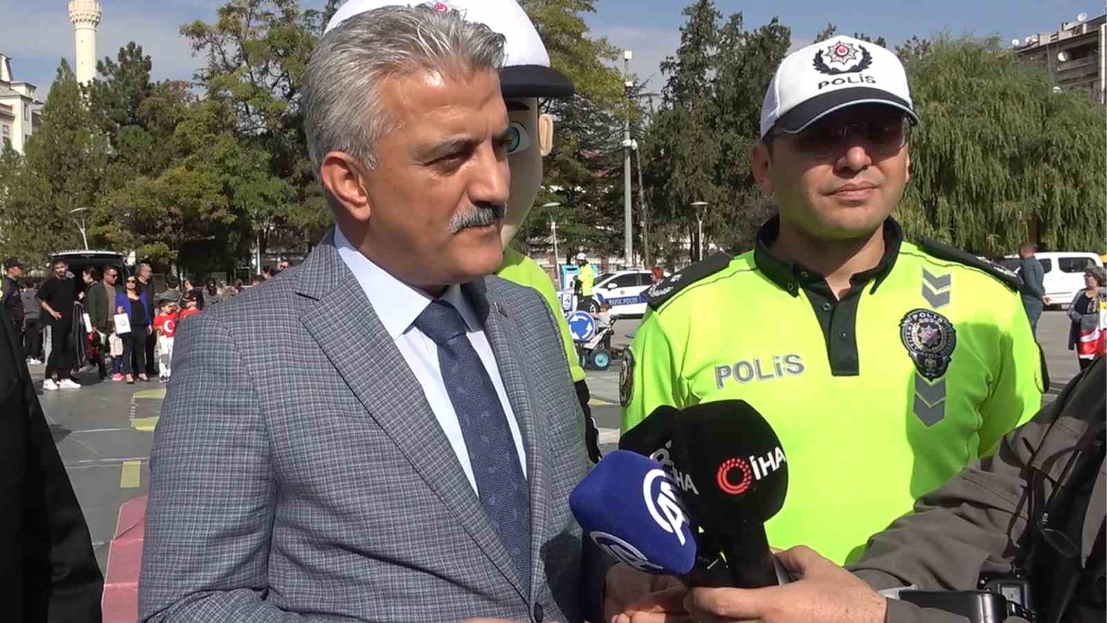 Kırıkkale’de öğrenci ve vatandaşlara trafik eğitimi verildi