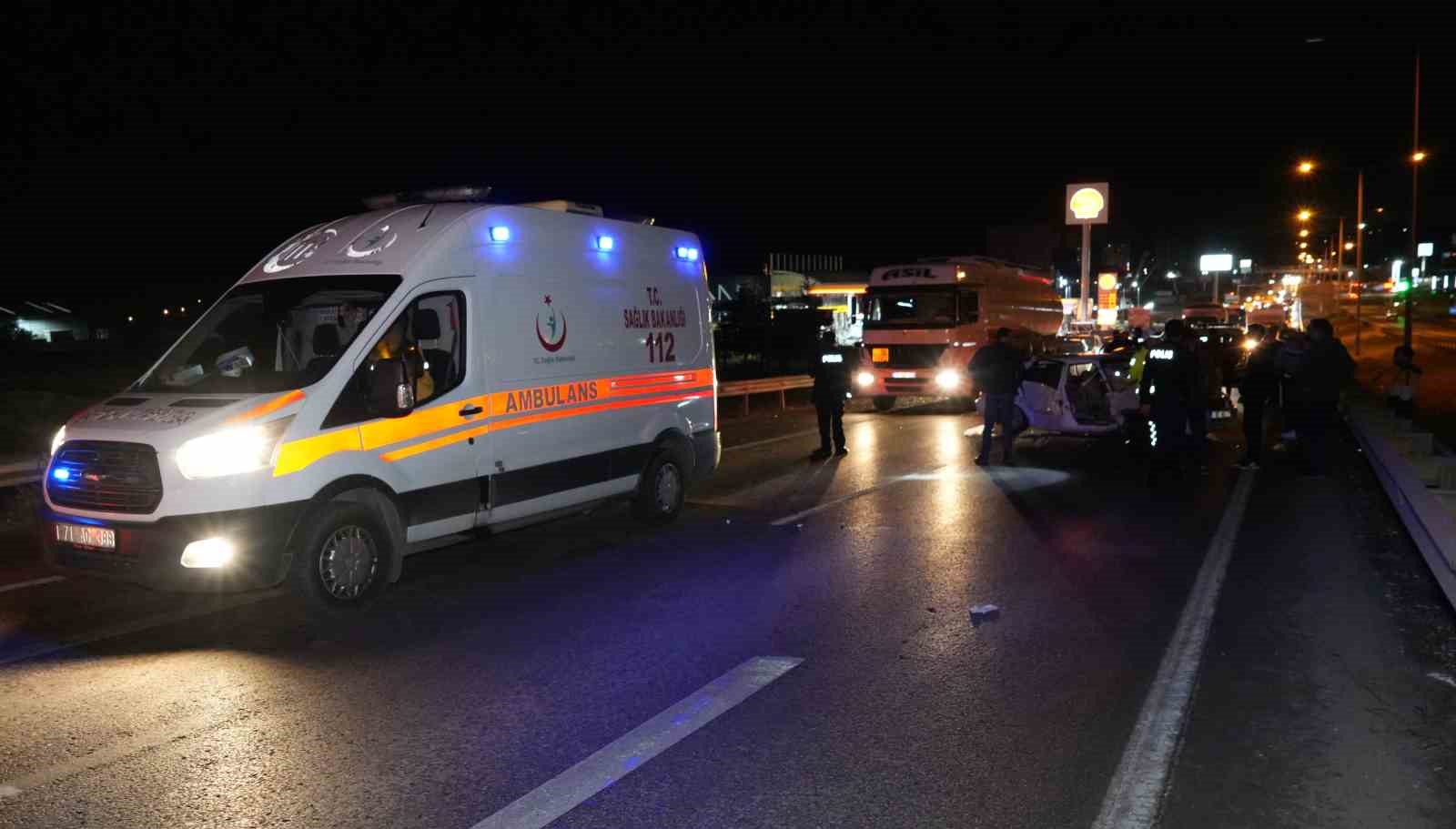 Kepçe ile 2 otomobilin karıştığı kazada araçlar hurdaya döndü: 4 yaralı