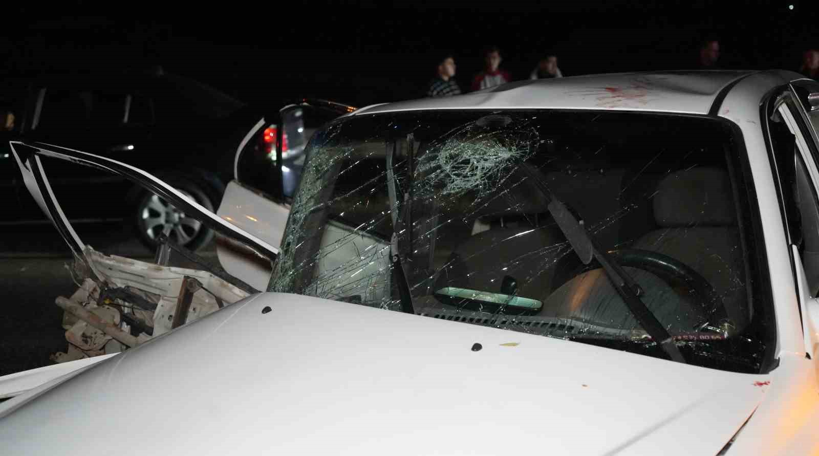 Kepçe ile 2 otomobilin karıştığı kazada araçlar hurdaya döndü: 4 yaralı