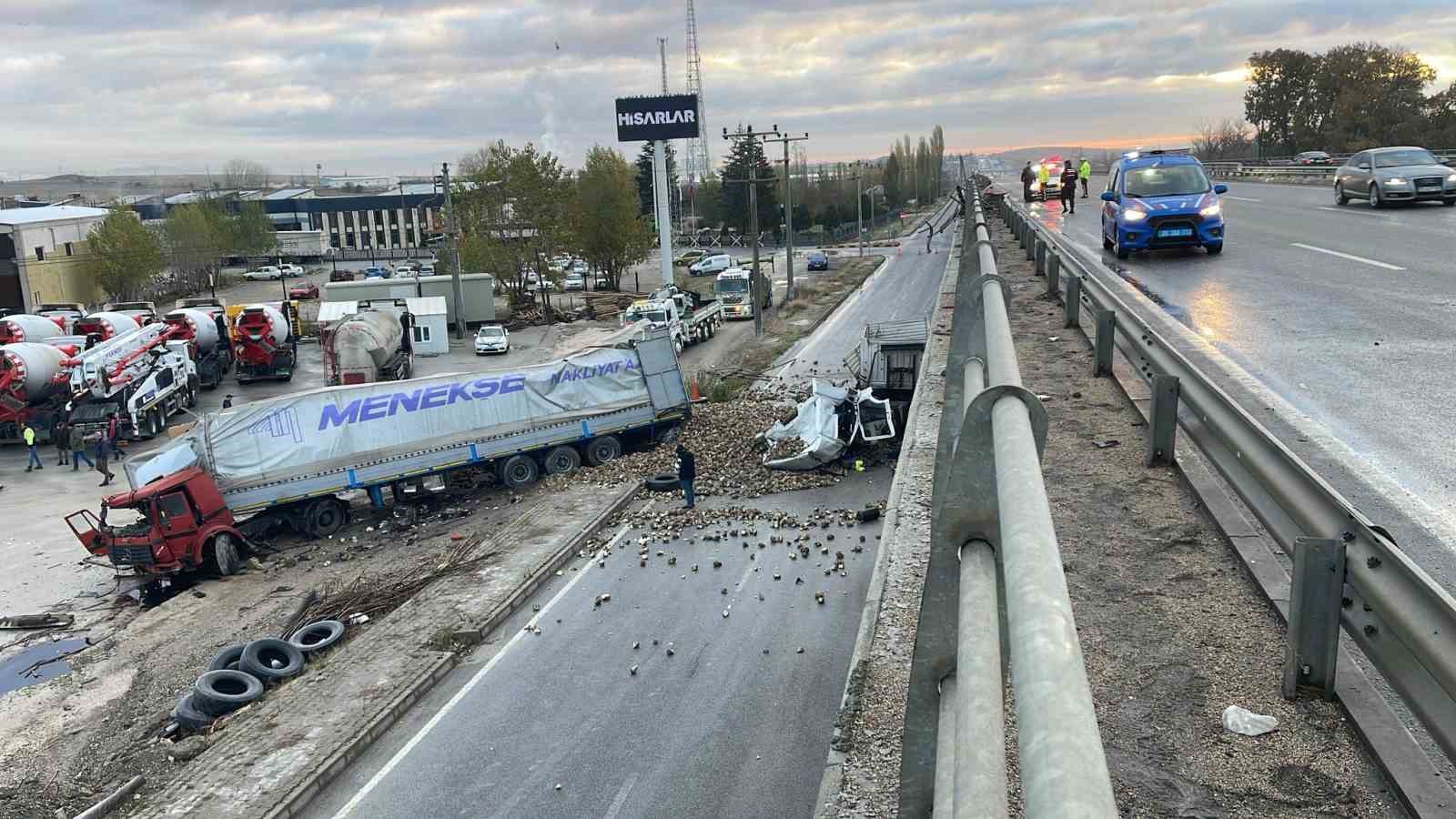 Köprüden aşağı uçan tırların sürücüleri ağır yaralandı