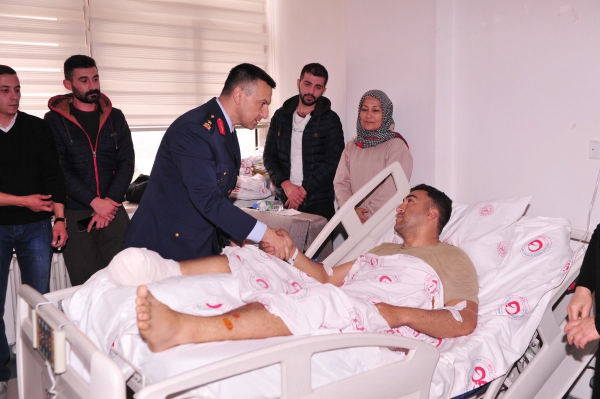 Hava Kuvvetleri personelinden hastanede tedavileri süren gazilere ziyaret