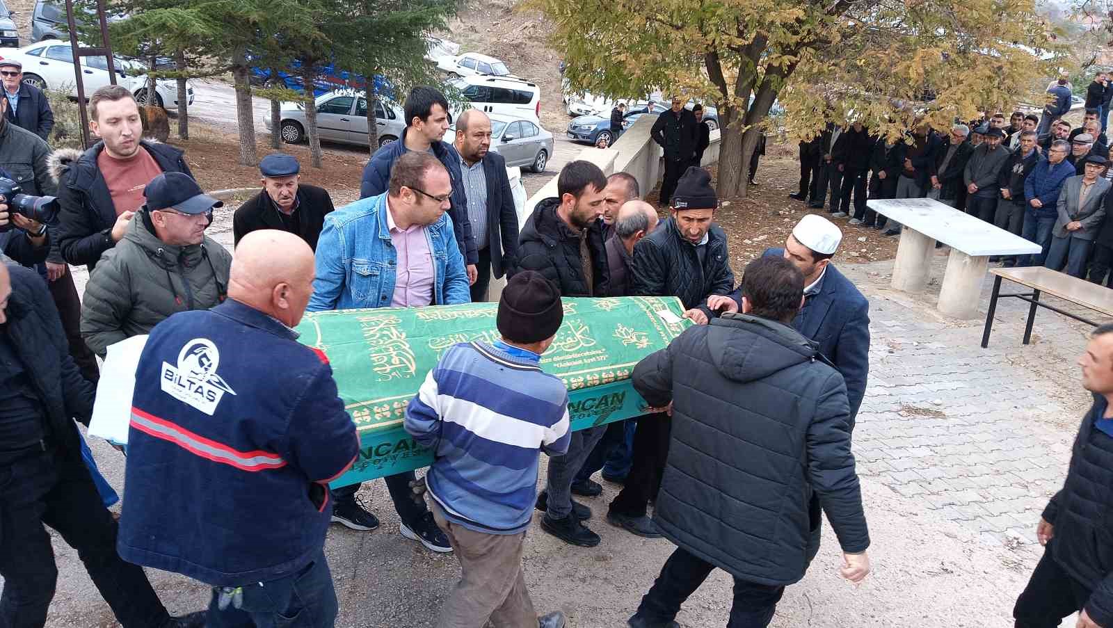 Komşuları tarafından öldürülen aynı aileden 5 kişi son yolcuklarına uğurlandı