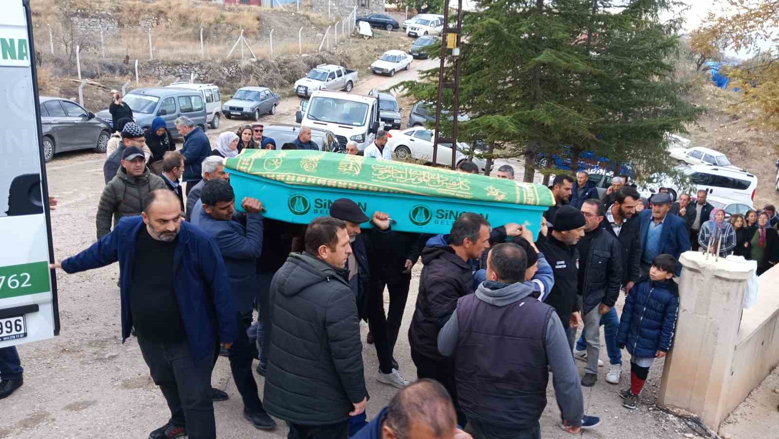 Komşuları tarafından öldürülen aynı aileden 5 kişi son yolcuklarına uğurlandı