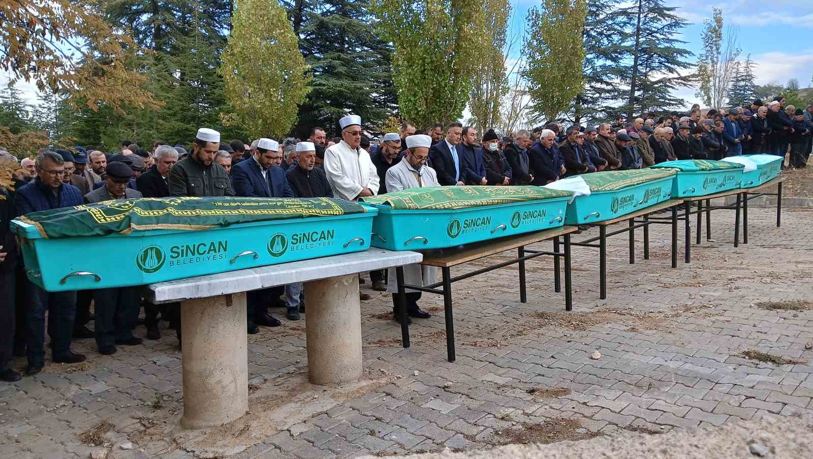 Komşuları tarafından öldürülen aynı aileden 5 kişi son yolcuklarına uğurlandı