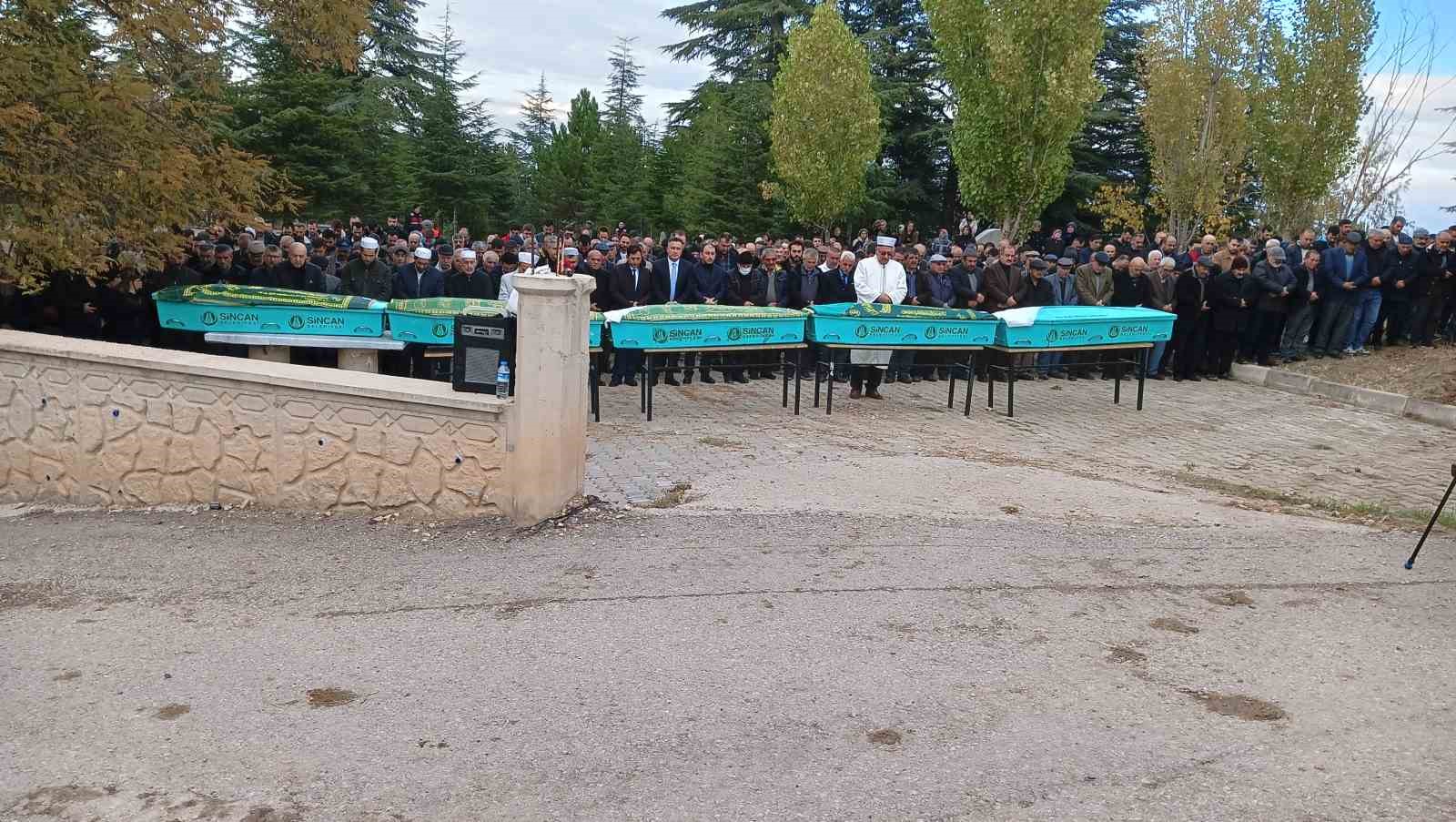 Komşuları tarafından öldürülen aynı aileden 5 kişi son yolcuklarına uğurlandı