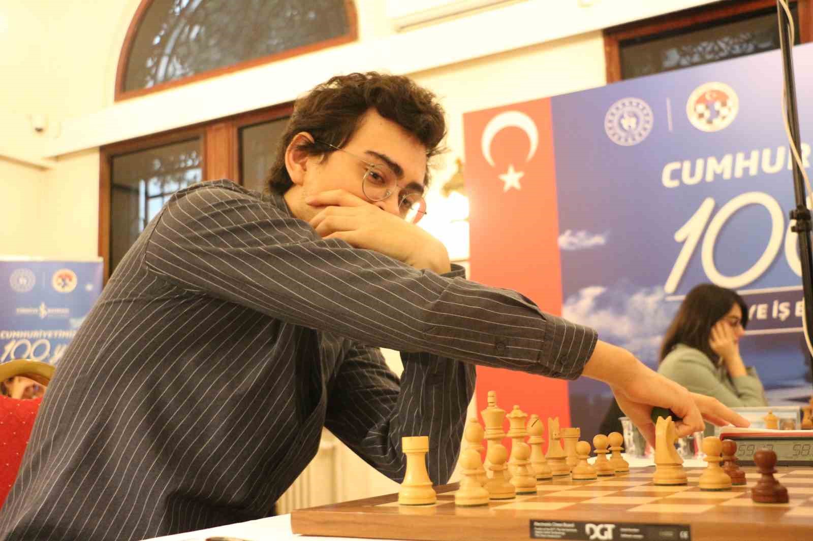 Türkiye’nin en iyi satranç ustaları hamlelerini bu sefer Cumhuriyet’in 100. yılı için yaptı