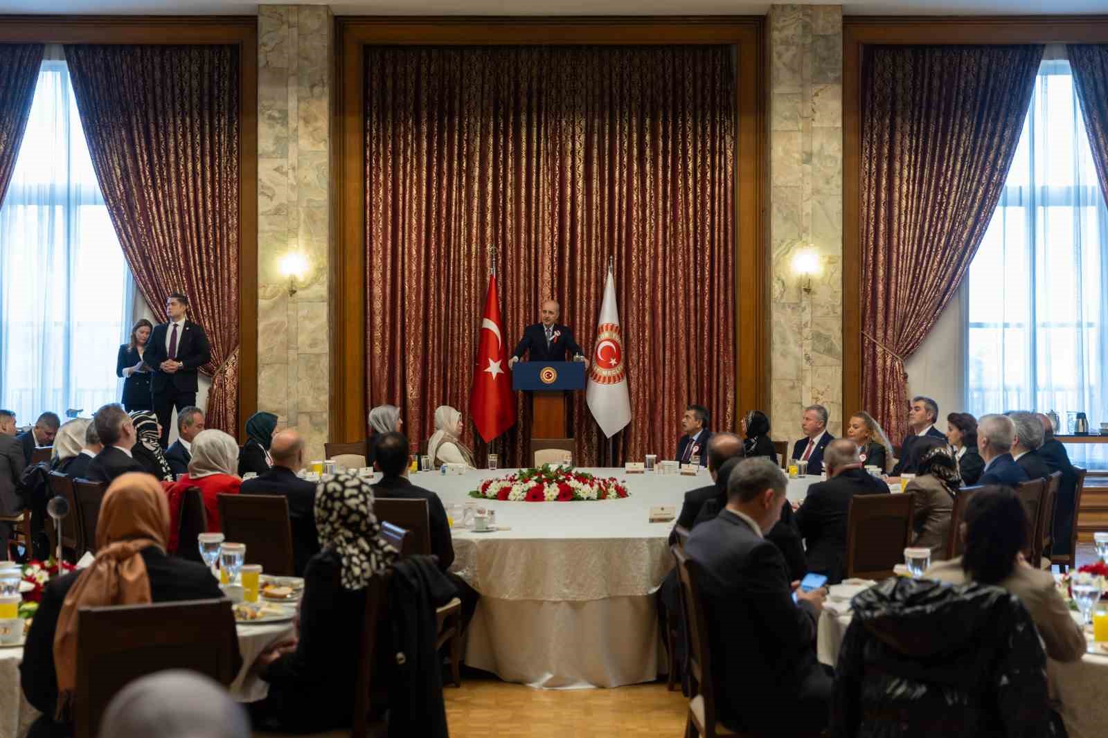 TBMM Başkanı Kurtulmuş öğretmenlerle bir araya geldi