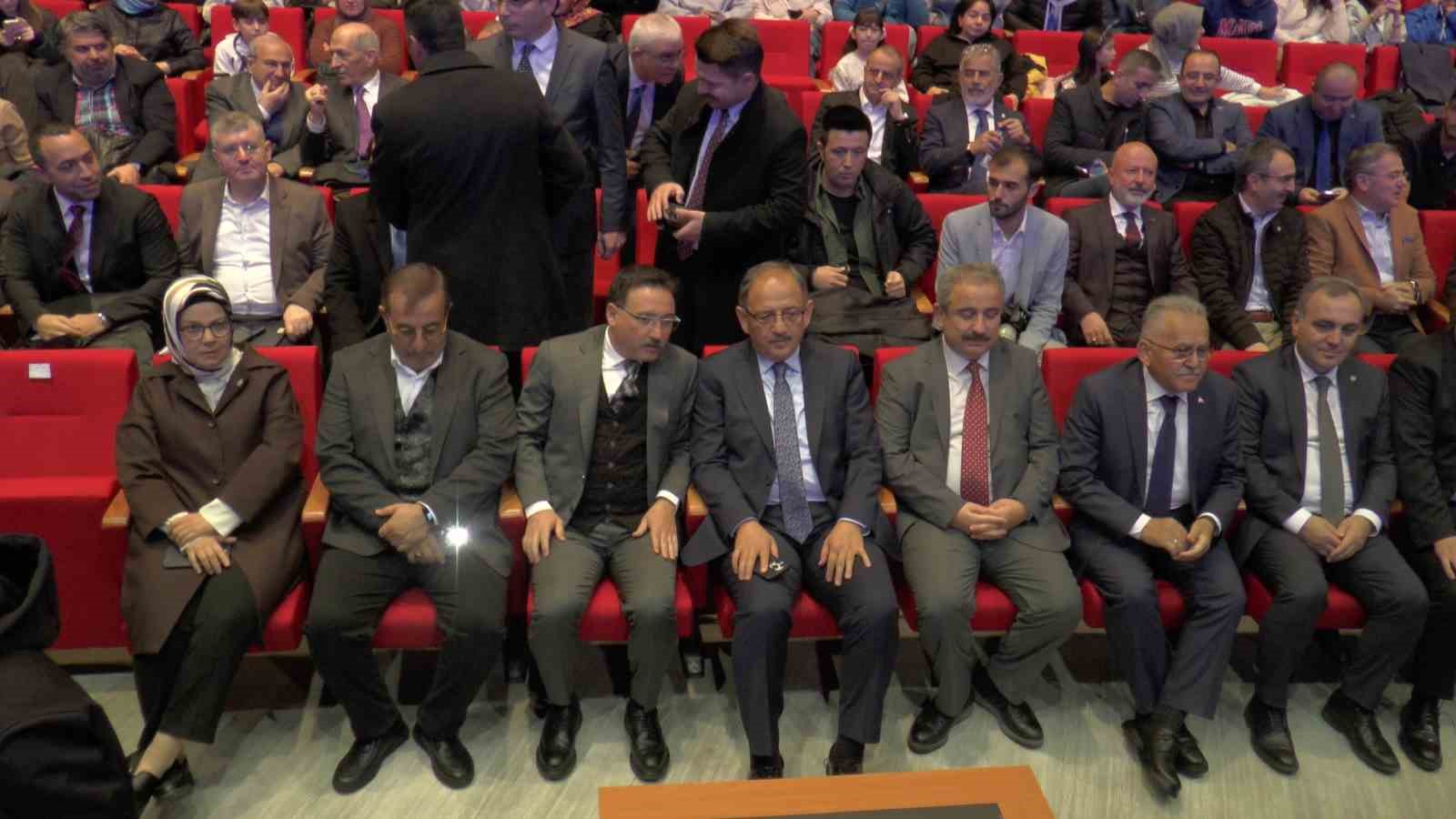 Bakan Özhaseki: “Deprem bölgesindeki köylerimizde 100 bine yakın çelik evler yapacağız”