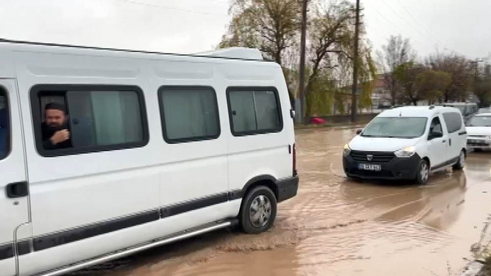 Kırıkkale’de sağanak hayatı felç etti: D200’de trafik kontrollü sağlanıyor