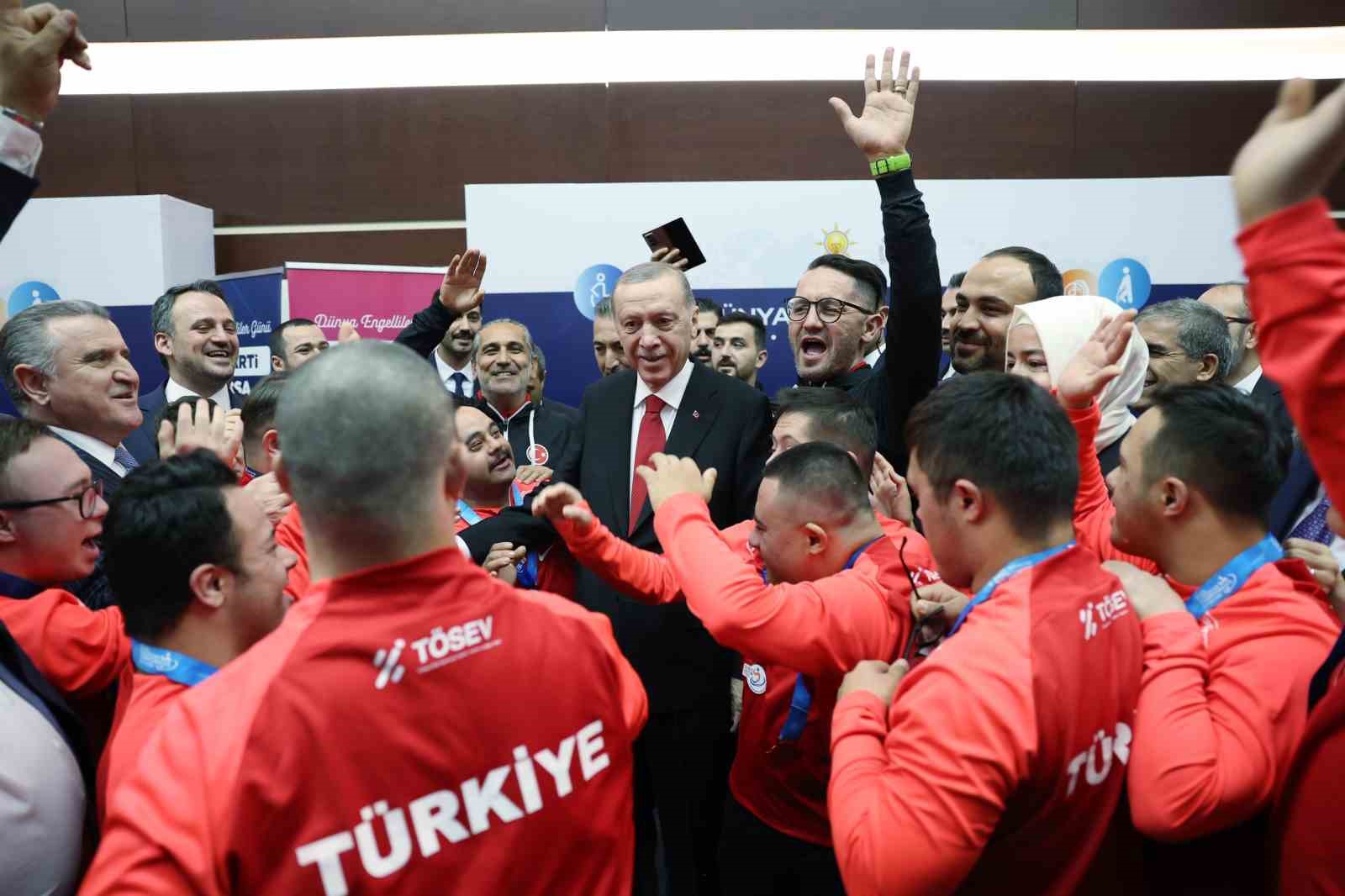 Cumhurbaşkanı Erdoğan, Avrupa Şampiyonu olan Down Sendromlu Futsal Milli Takımı oyuncularıyla bir araya geldi