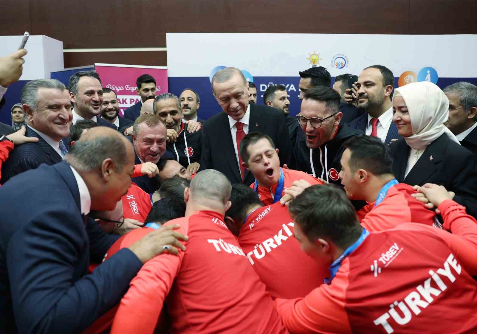 Cumhurbaşkanı Erdoğan, Avrupa Şampiyonu olan Down Sendromlu Futsal Milli Takımı oyuncularıyla bir araya geldi