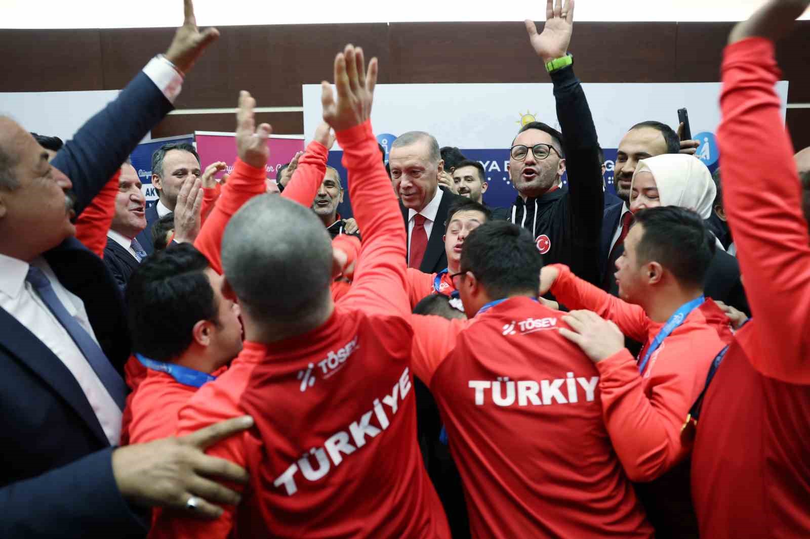 Cumhurbaşkanı Erdoğan, Avrupa Şampiyonu olan Down Sendromlu Futsal Milli Takımı oyuncularıyla bir araya geldi