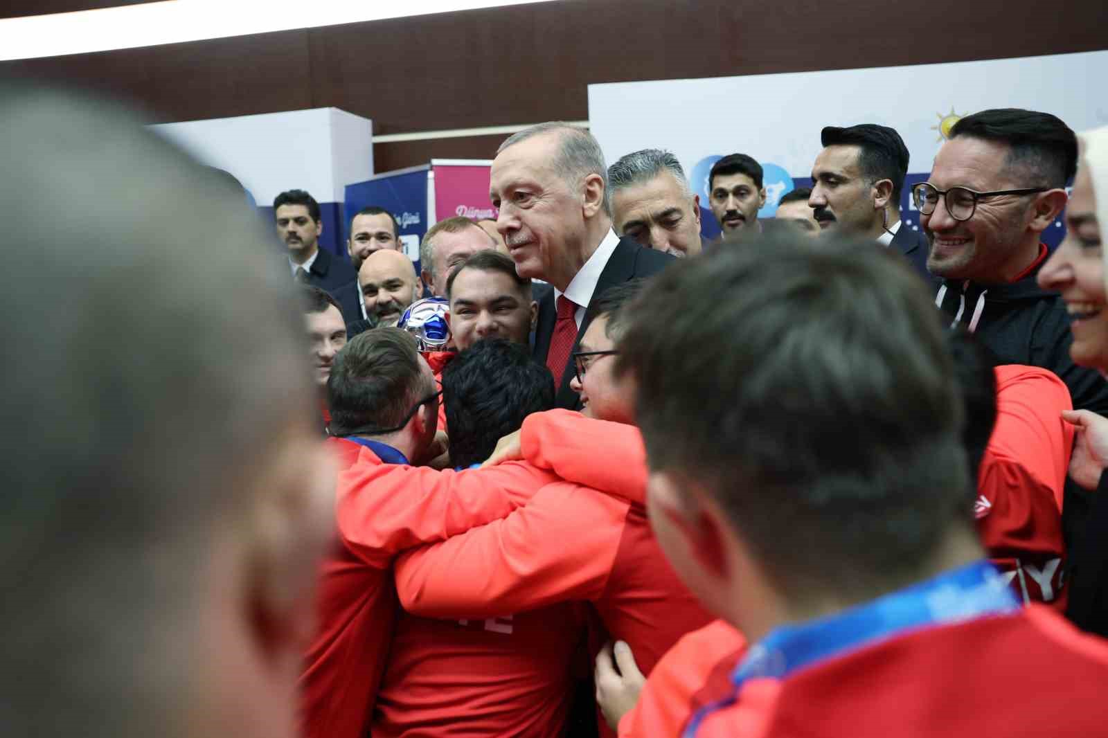 Cumhurbaşkanı Erdoğan, Avrupa Şampiyonu olan Down Sendromlu Futsal Milli Takımı oyuncularıyla bir araya geldi