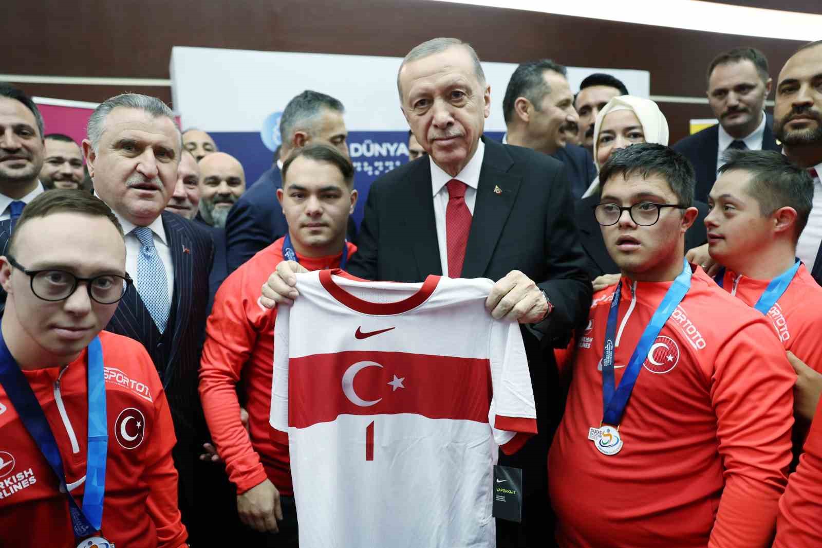 Cumhurbaşkanı Erdoğan, Avrupa Şampiyonu olan Down Sendromlu Futsal Milli Takımı oyuncularıyla bir araya geldi