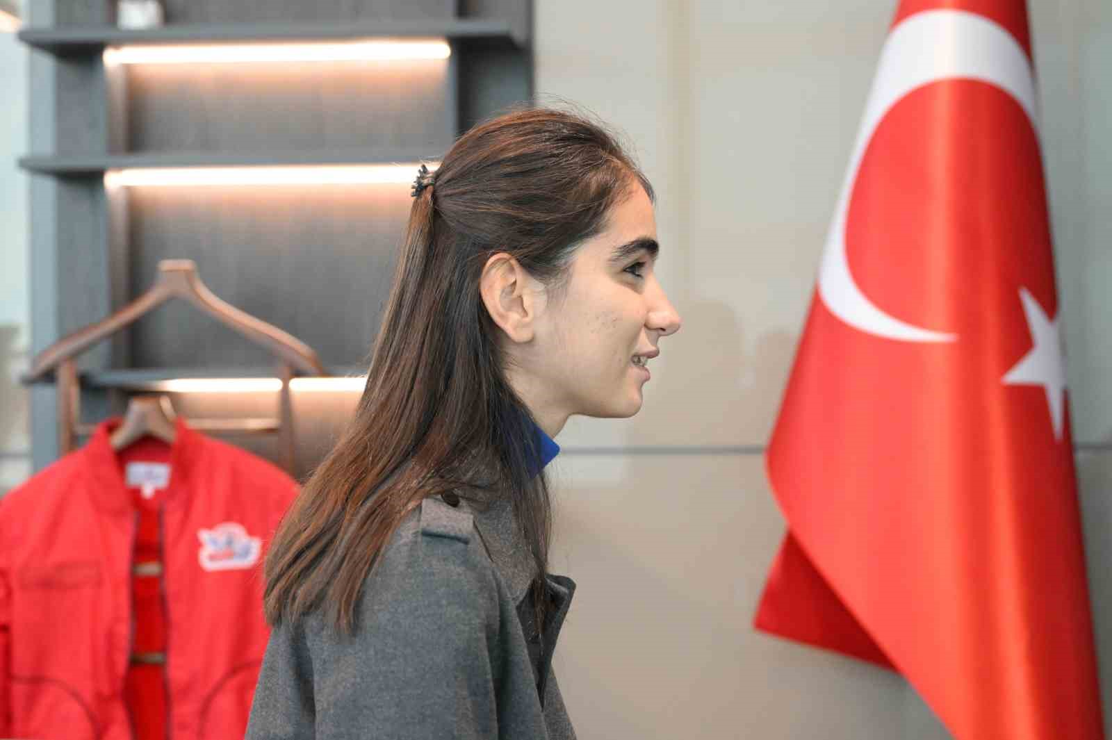 Görme engelli genç girişimci Zülal, Bakan Kacır ile bir araya geldi