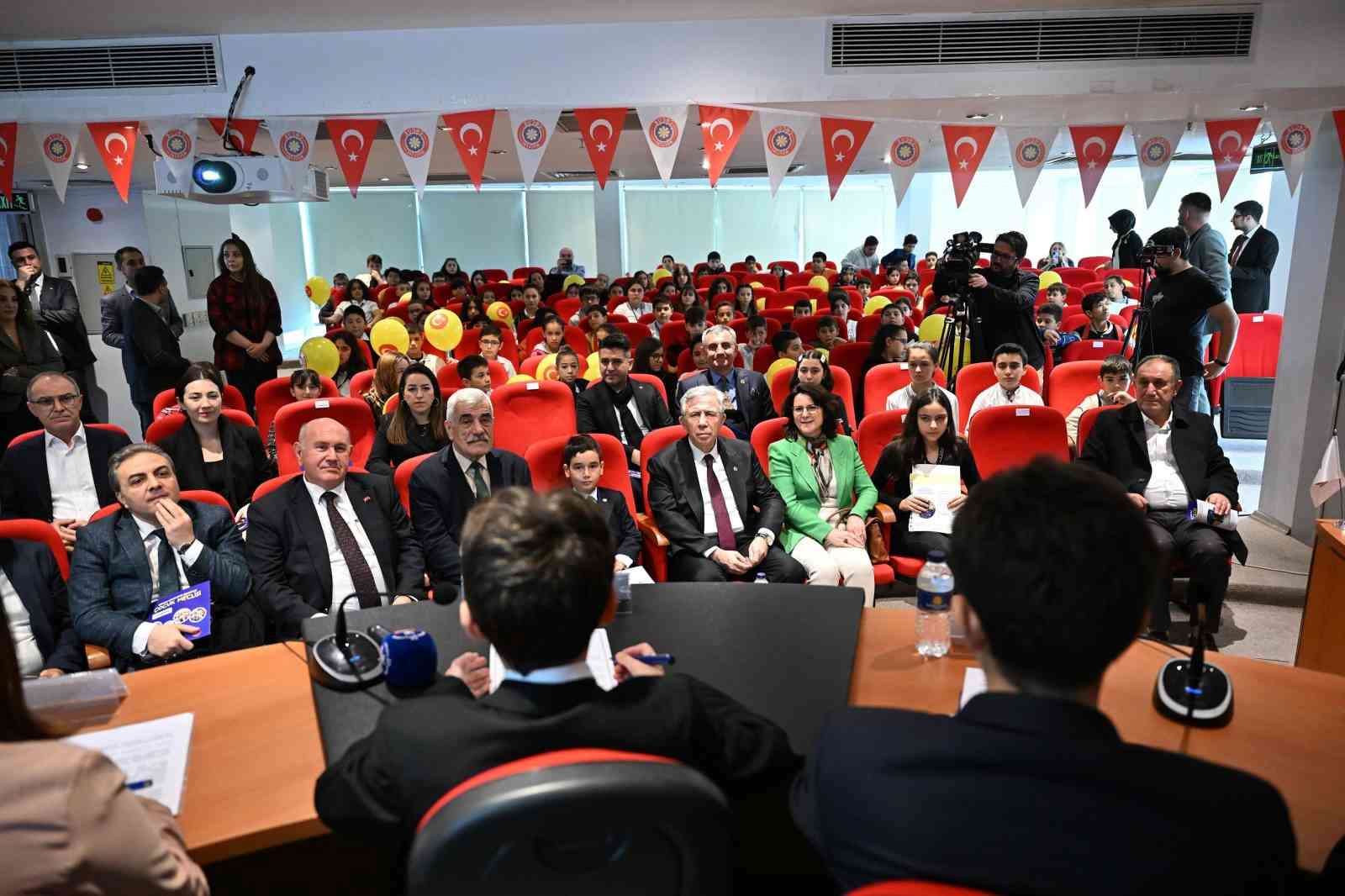Çocuk Meclisi üyeleri mazbatalarını Mansur Yavaş’tan aldı