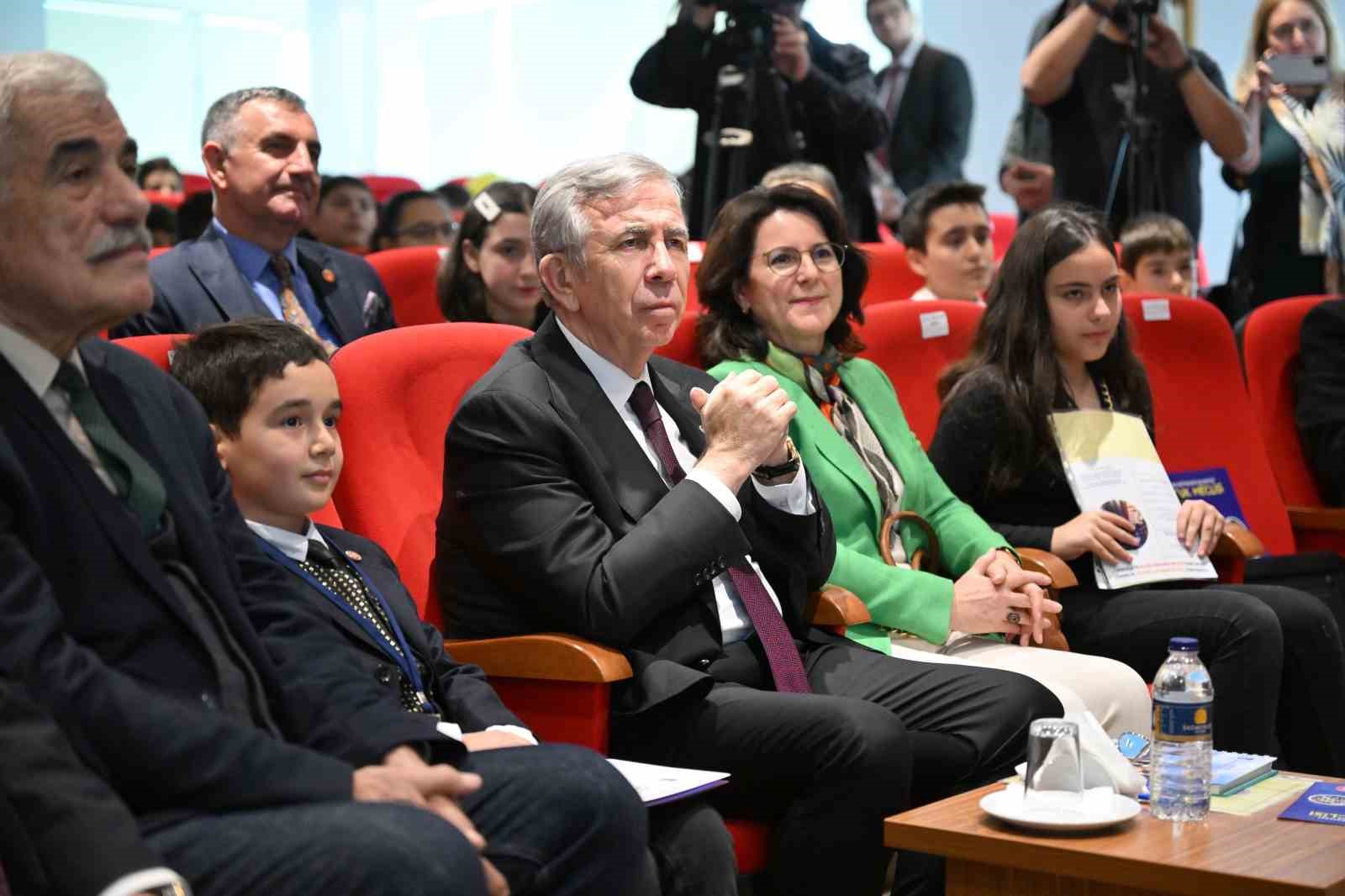 Çocuk Meclisi üyeleri mazbatalarını Mansur Yavaş’tan aldı