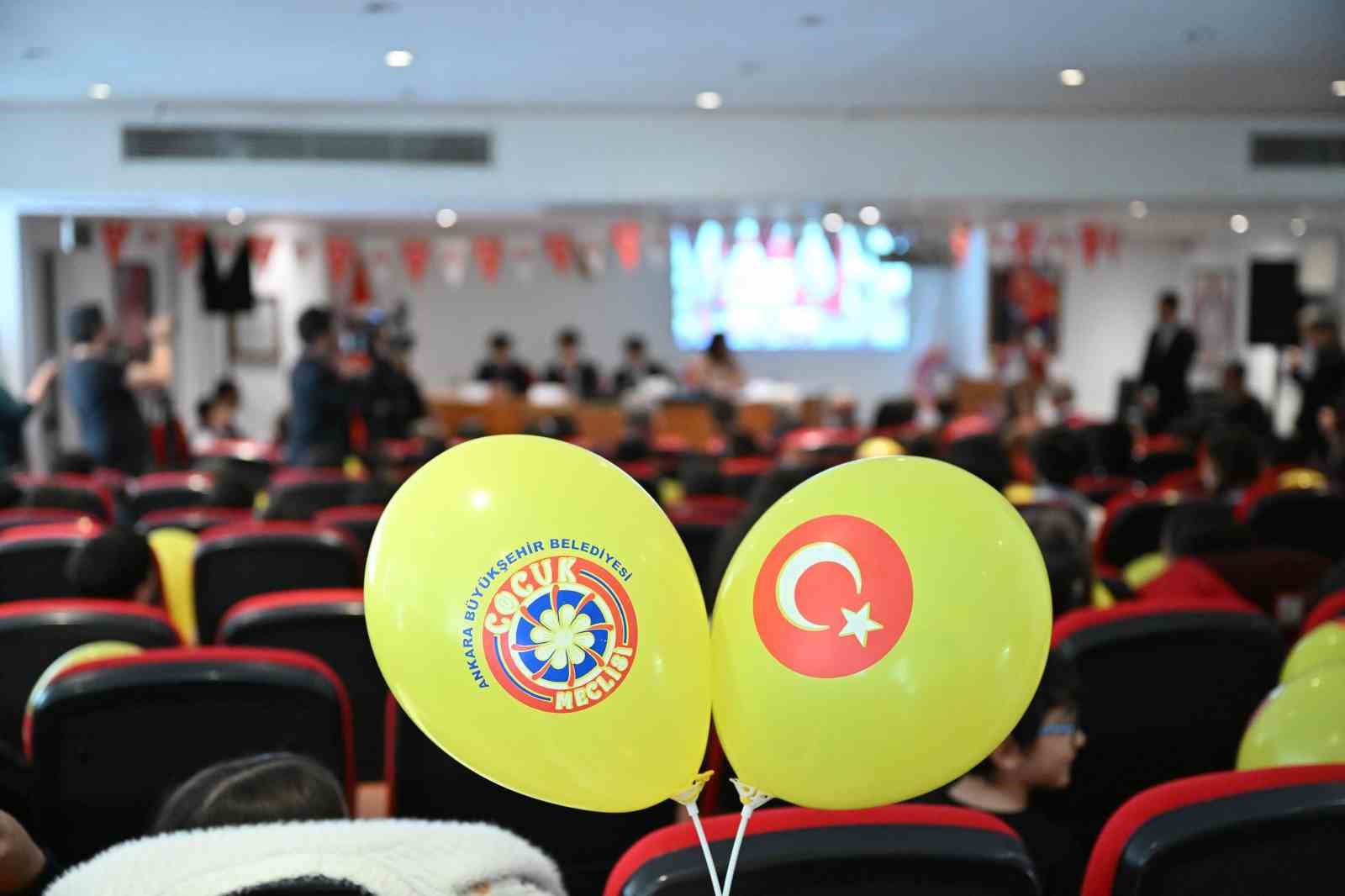 Çocuk Meclisi üyeleri mazbatalarını Mansur Yavaş’tan aldı