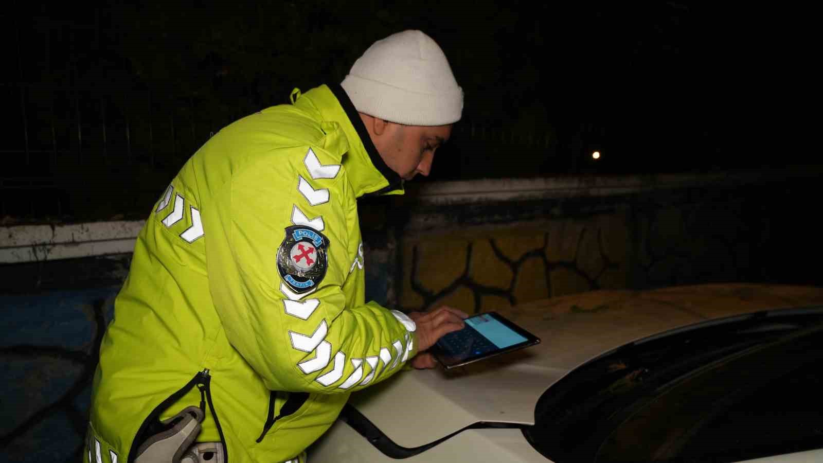 Kaza yapan sürücü otomobilini terk ederek kayıplara karıştı