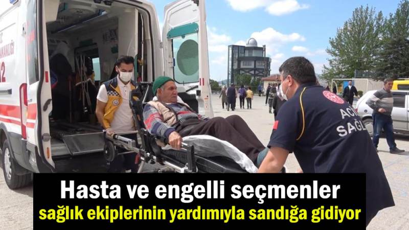 Hasta ve engelli seçmenler sağlık ekiplerinin yardımıyla sandığa gidiyor