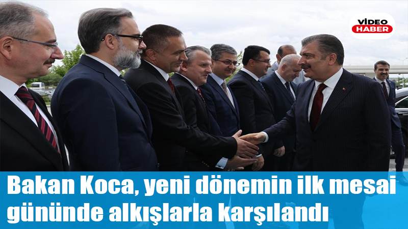 Bakan Koca, yeni dönemin ilk mesai gününde alkışlarla karşılandı