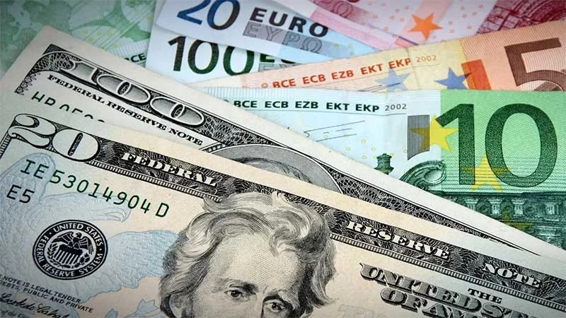 DOLAR VE EURO GÜNE HAREKETLİ BAŞLADI