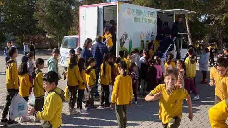 Öğrencilere çevre temizliği anlatılıyor