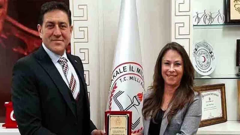 Emekliliğe ayrılan personele teşekkür plaketi