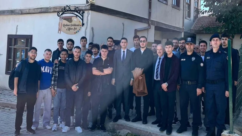 Üniversiteli gençler, Kralların Ressamını tanıdı