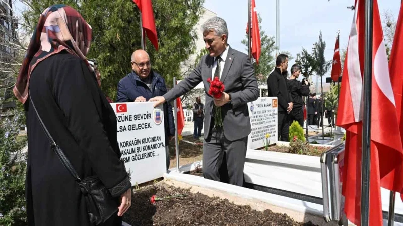 Şehitlikte duygusal bayram