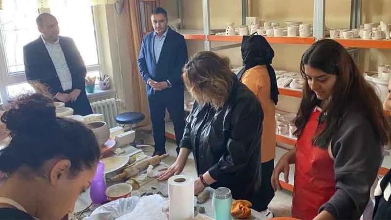 Kadınlar, seramik atölyede sanatla buluşuyor