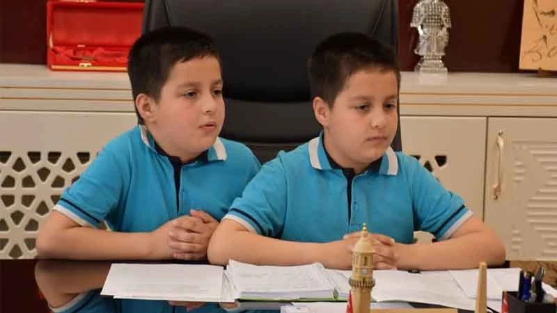 Makam koltuğuna ikizler oturdu