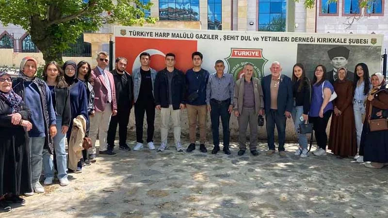 Şehit aileleri ve üniversiteliler tespih yaptı