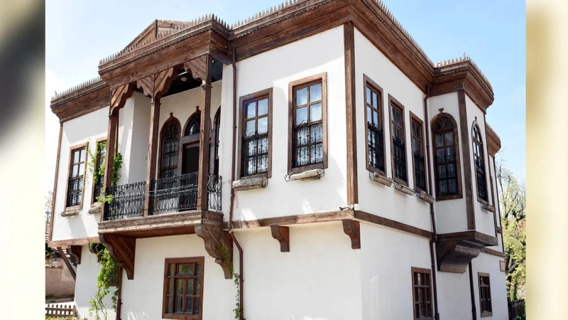 Pehlivanlı’nın eserleri, doğduğu evde sergileniyor