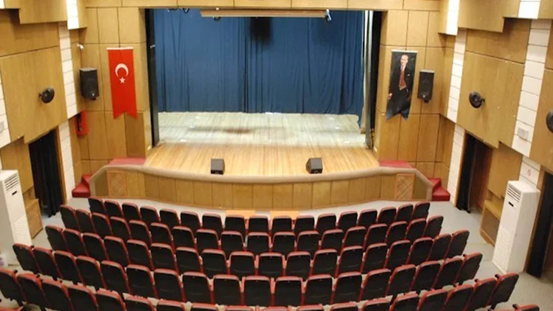 Kültürsüzlüğün bu kadarı! Sahnemiz var, perdemiz arızalı!  Yıllardır bitmeyen tadilat!