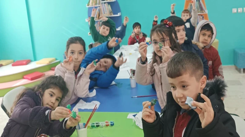 Kaymakam Uzunyol, çocuklarla birlikte boyama yaptı