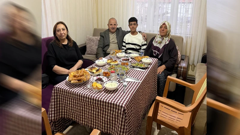 Başkan Cönger, vatandaş sofrasında iftar yaptı