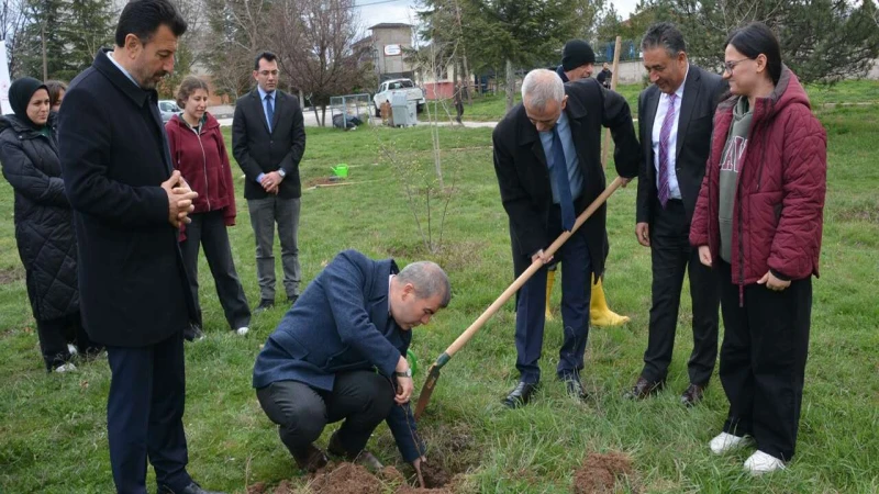 Meslek lisesi öğrencileri fidanları toprakla buluşturdu